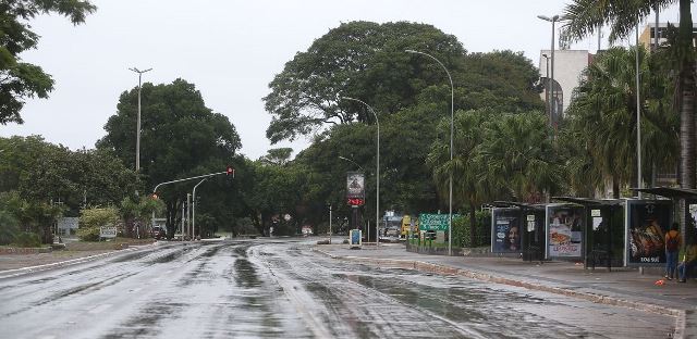 Avenida W3 Sul praticamente vazia na manhã 3ª feira
