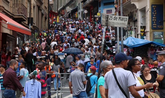 Movimento do comércio popular na 25 de Março no mês do Natal.