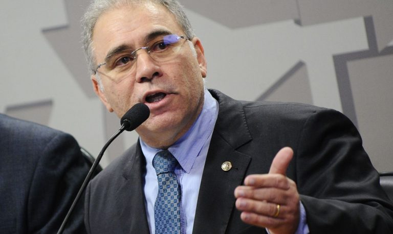 Queiroga diz que política é do governo Bolsonaro, não do ministro.