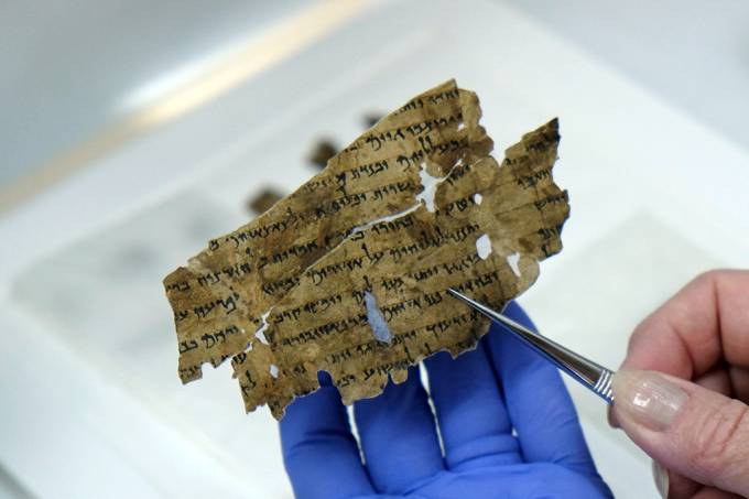 Arqueólogos encontram novos fragmentos dos Manuscritos do Mar Morto.