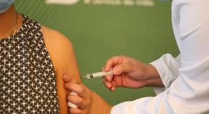 Saúde assina intenção de compra de vacinas da Pfizer e da Janssen.