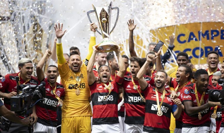 Flamengo bate Palmeiras nos pênaltis e leva Supercopa do Brasil.