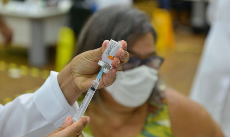 Covid-19: pessoas com comorbidades serão imunizadas a partir de maio.