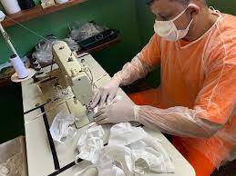 Reeducandos vão produzir máscaras e capotes para hospitais públicos.