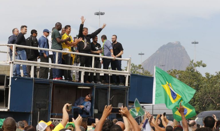 Bolsonaro participa de ato com apoiadores no Rio.