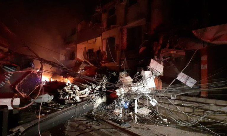 Bombeiros tentam resgatar três pessoas sob escombros de prédio no Rio.