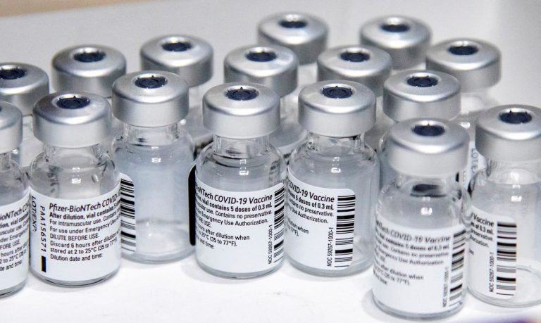 Mais de 13 milhões de doses da vacina Pfizer devem chegar ao Brasil.