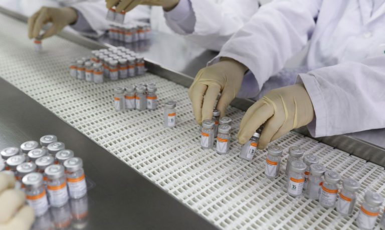 Estudo da Fiocruz mostra efetividade das vacinas em idosos.