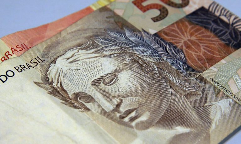 Bolsonaro sanciona lei que protege consumidores do superendividamento.