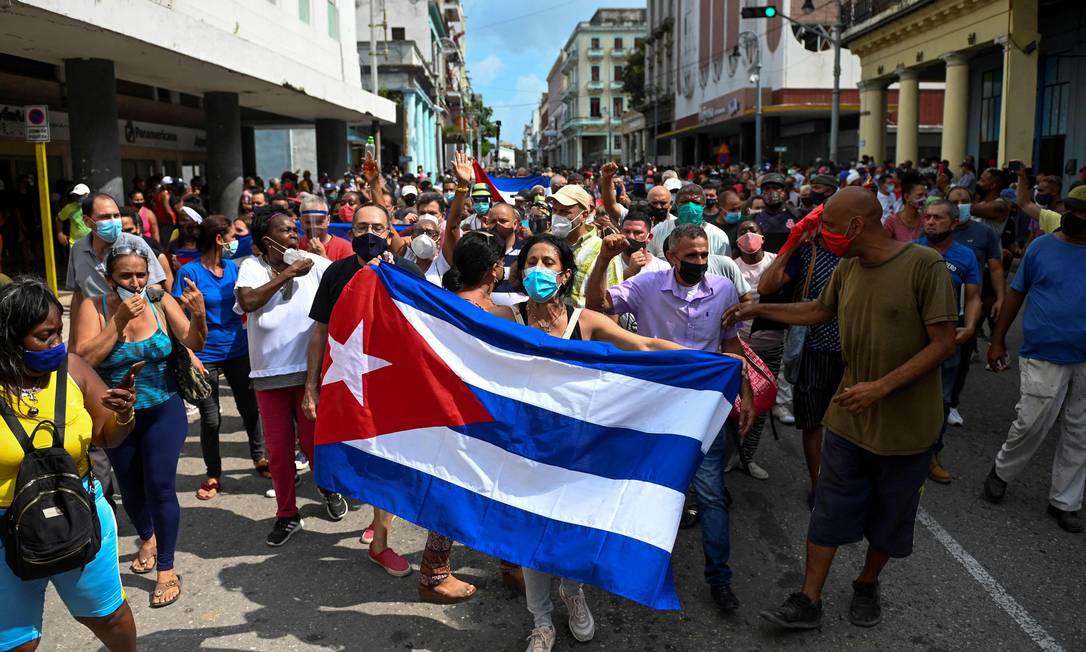 x93856420_People-take-part-in-a-demonstration-to-support-the-government-of-the-Cuban-President-Miguel.jpg.pagespeed.ic.nl4GbDRC2S