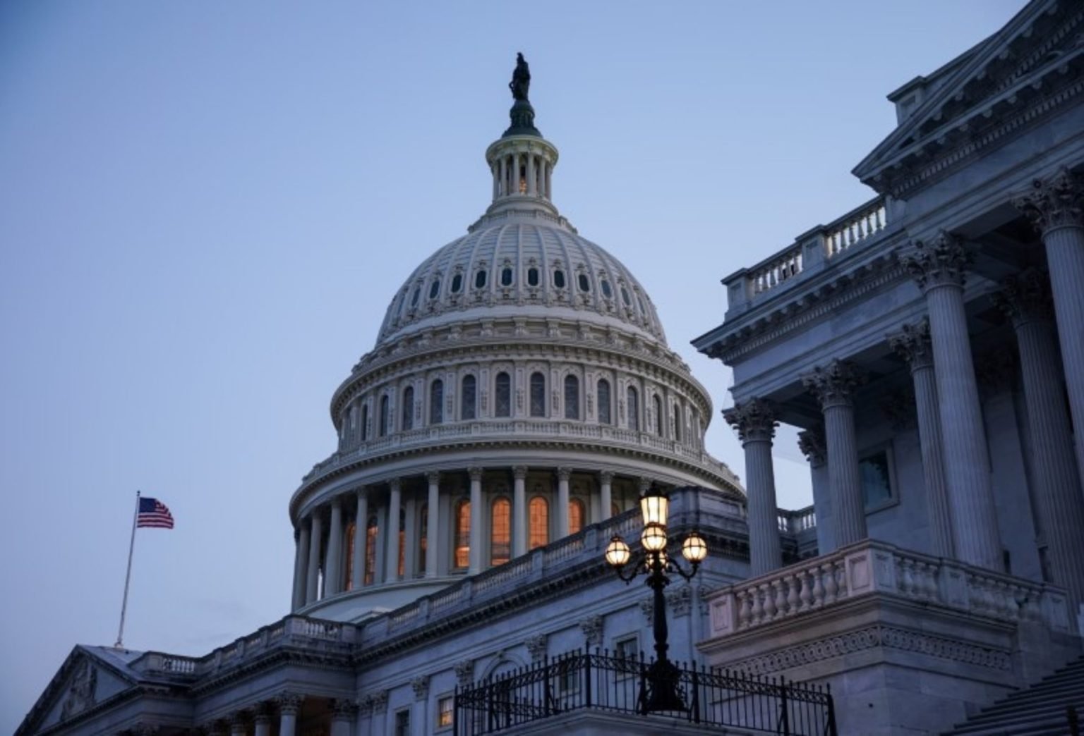 money-EUA-senado-capitolio-10ago21-Sarah-Silbiger-File-Photo-reuters-1536x1044