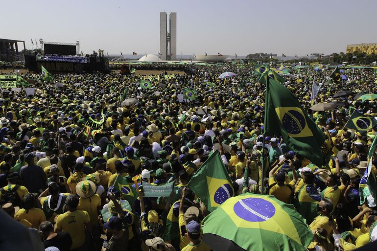 Manifestantes pró-governo participam de ato na Esplanada dos Ministérios.