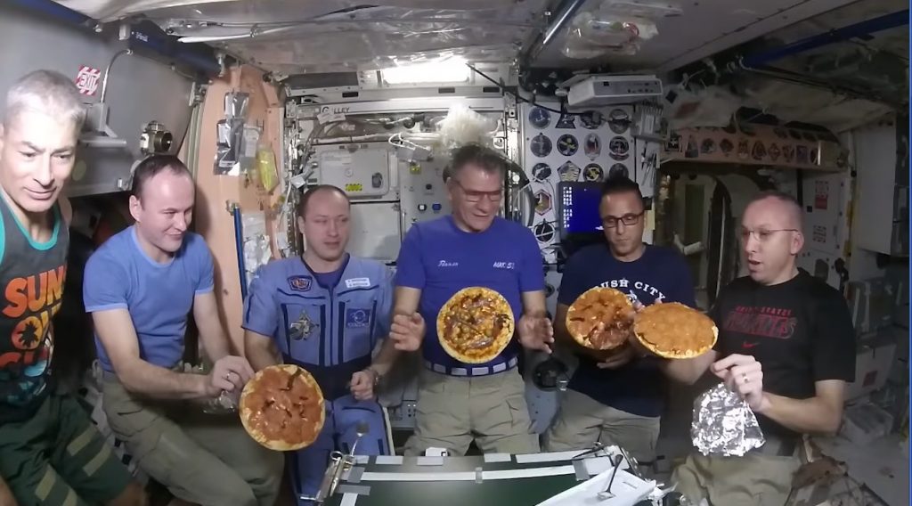 pizza-party-astronautas-1024x568-57ffa170