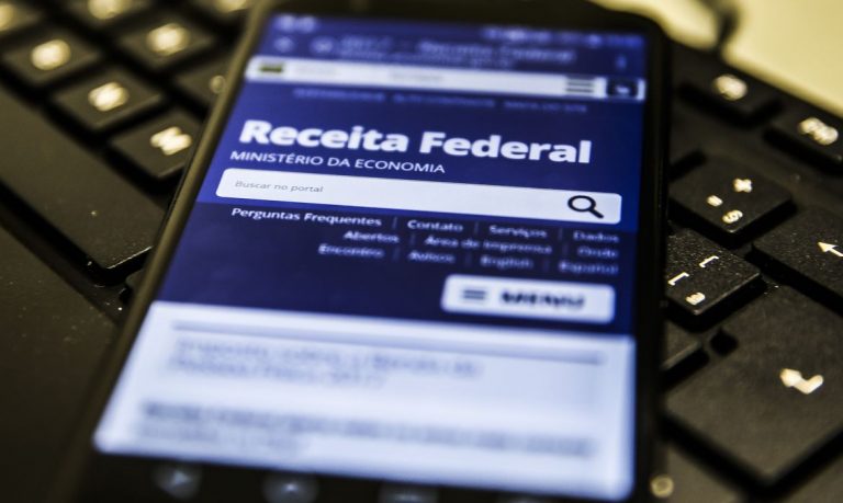 Receita Federal paga hoje lote residual de restituições do IRPF 2021.