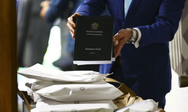 Em meio à leitura de pareceres, CPI vota amanhã relatório de Renan.