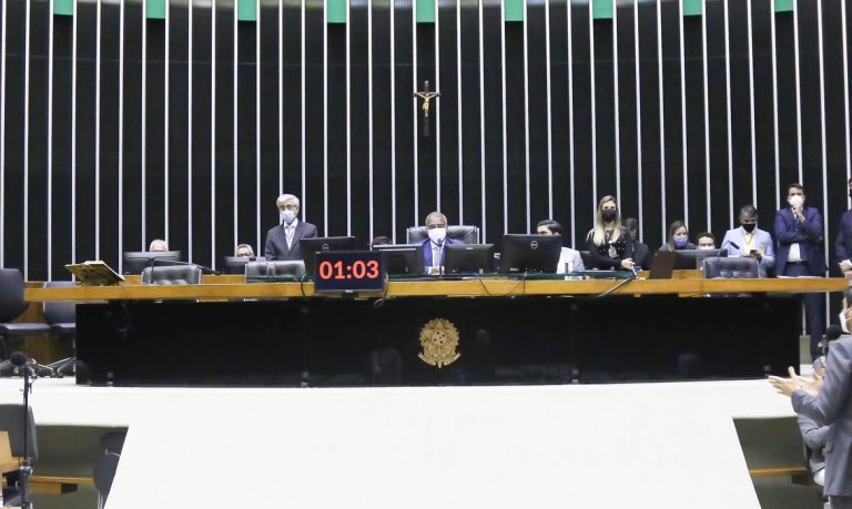 Congresso aprova projetos de R$ 9 bi para pagamento do Auxílio Brasil.