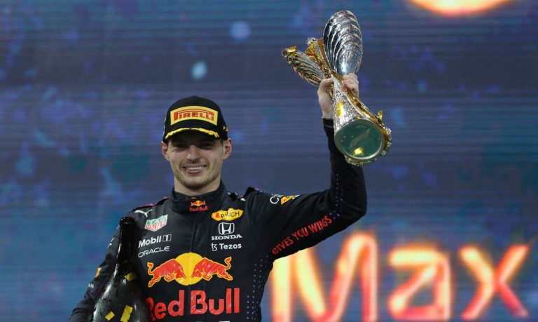 Verstappen conquista título da F1 com ultrapassagem na última volta.
