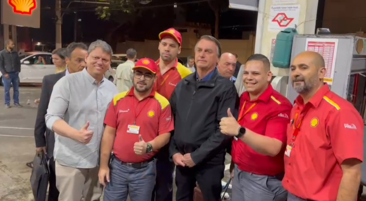 Bolsonaro vai a postos de combustíveis em SP, recebe apoio e é chamado de ‘mito’ em pizzaria.