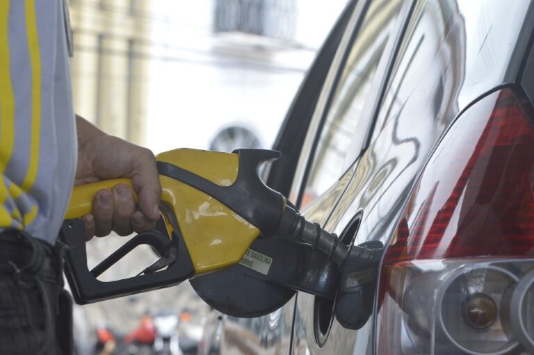 Preço médio da gasolina caiu 3,74% em agosto; litro do etanol está abaixo de R$ 4, diz ANP.