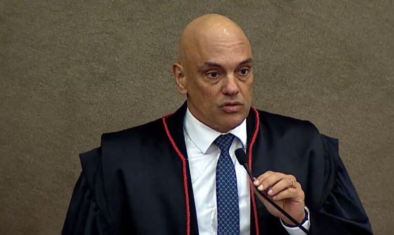 Moraes defende democracia e sistema eleitoral em discurso de posse.