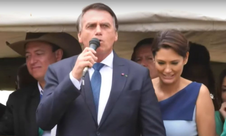‘É obrigação de todos jogarem dentro das quatro linhas da Constituição’, diz Bolsonaro em Brasília.