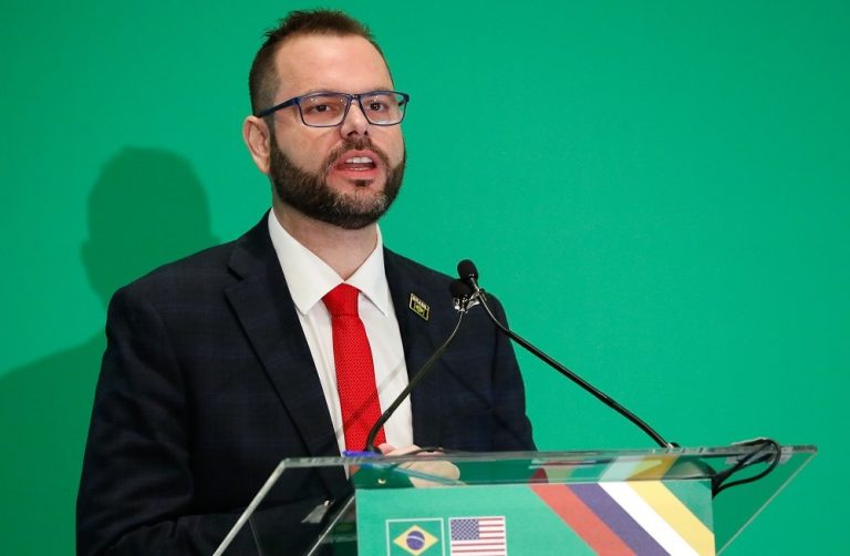 ‘Nova configuração do Congresso faz crer na reeleição de Bolsonaro’, diz senador.