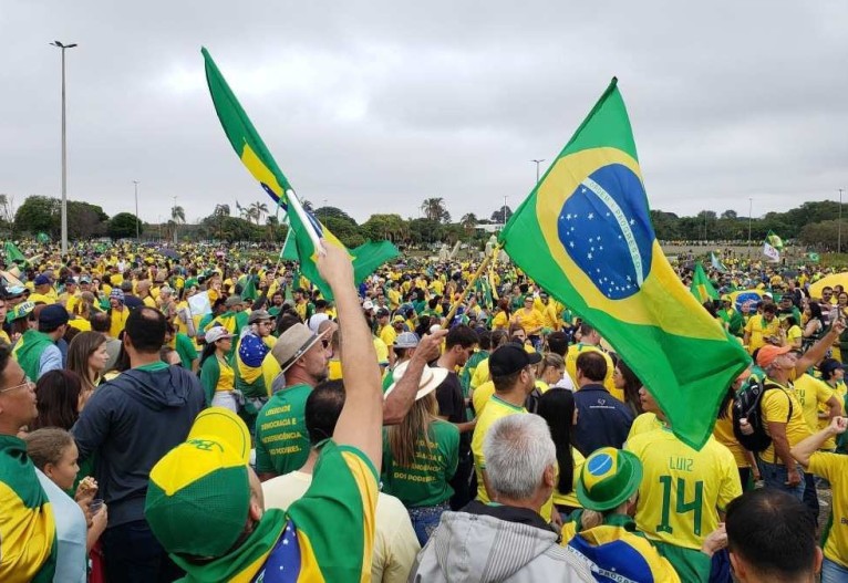 Manifestantes voltam a se reunir em frente a bases militares para protestar contra processo eleitoral.
