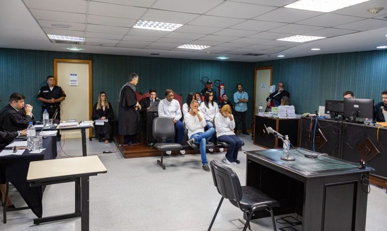 Flordelis é condenada a 50 anos de prisão por assassinato do marido.
