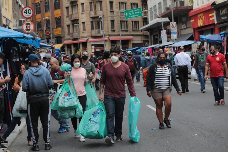 Pagamento do 13º salário deve injetar R$ 250 bilhões na economia, aponta Dieese.