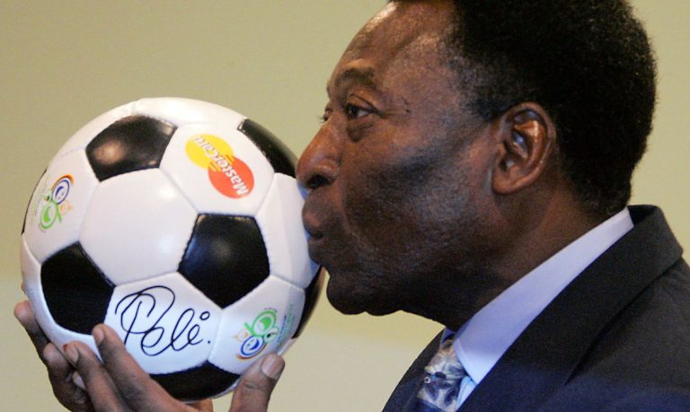 Rei do futebol, Pelé morre aos 82 anos.