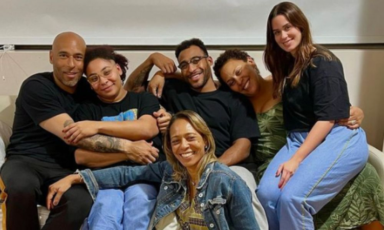 Filha de Pelé agradece apoio recebido: ‘Mais uma noite juntinhos com ele’.