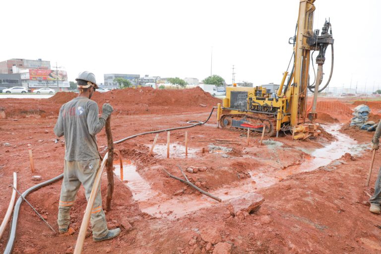 Operários fazem a concretagem das 295 estacas do viaduto do Riacho Fundo.