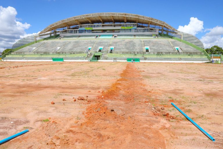 GDF faz a troca do gramado do Bezerrão.