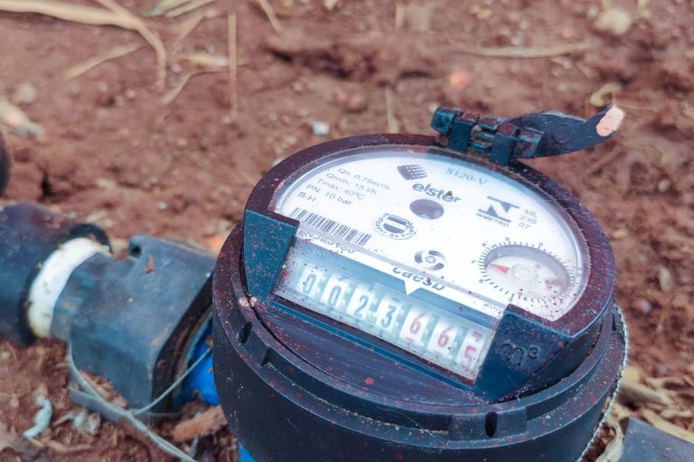 “Gato” de água pode contaminar a rede e gerar multa de até R$ 72 mil.