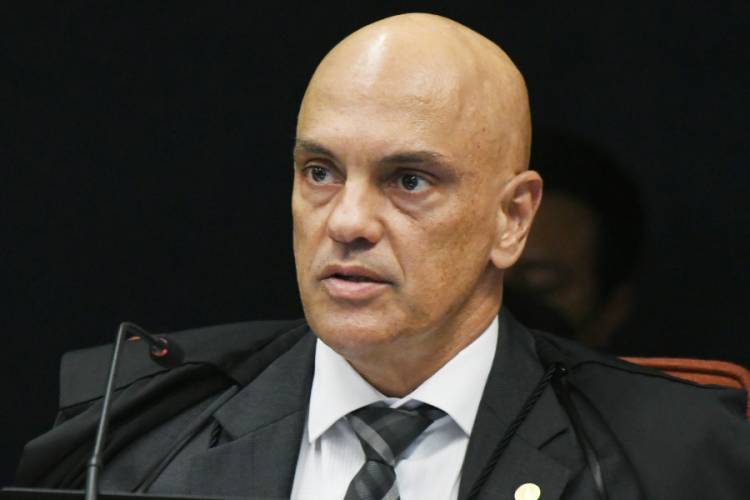 Moraes nega pedido para suspender posse de deputados suspeitos de envolvimento com atos de 8 de janeiro.