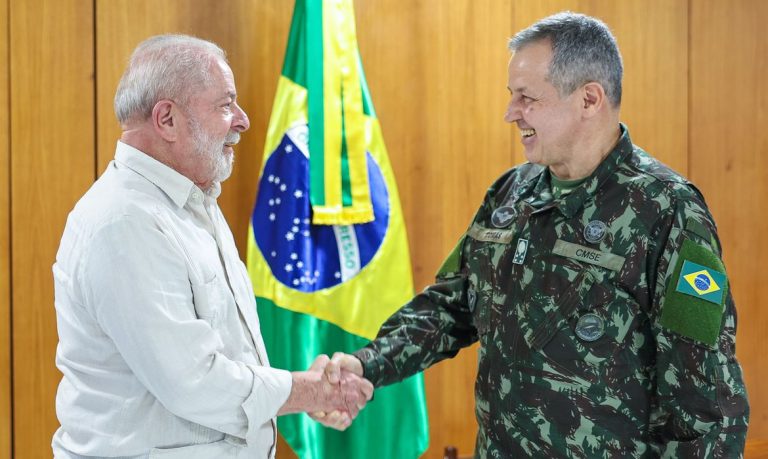 Governo federal anuncia troca no Comando do Exército.