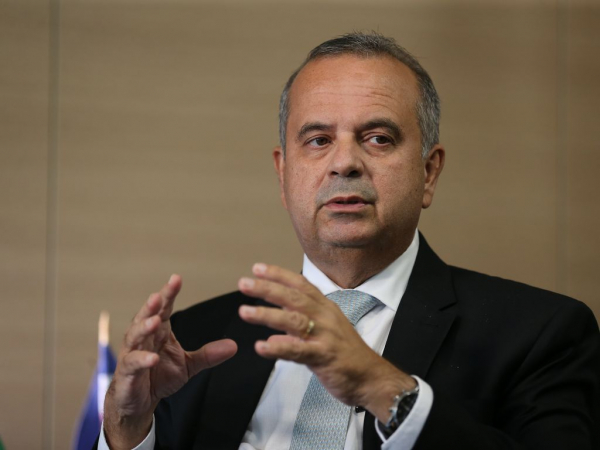 Flávio Bolsonaro e Damares apostam na eleição de Marinho para presidência do Senado.