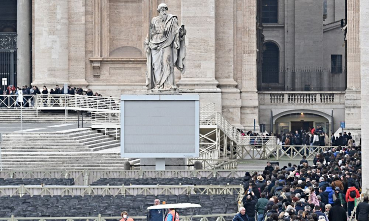 Milhares de fiéis fazem fila em frente à Basílica de São Pedro para se despedir de Bento XVI.
