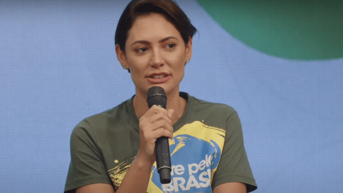 Bolsonaro precisa continuar nos EUA, diz Michelle: ‘Descansar mais’