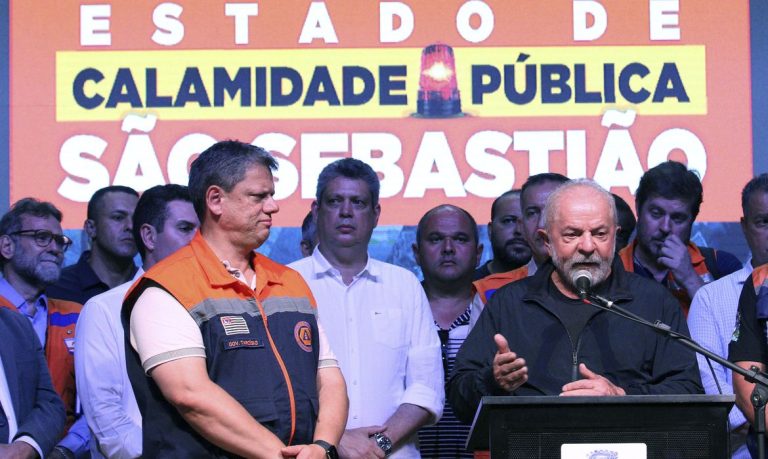 Em São Sebastião, Lula promete reconstrução de casas em áreas seguras.