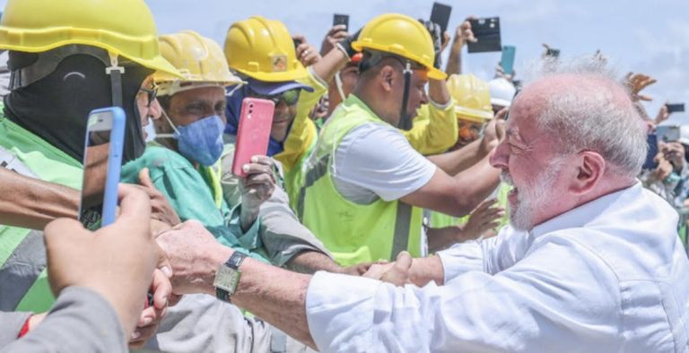 Presidente anuncia salário mínimo de R$ 1.320 a partir de maio e isenção do IR para quem recebe até R$ 2.640.