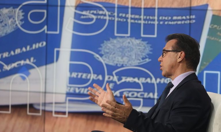 Salário mínimo deve ter novo reajuste no dia 1º maio.