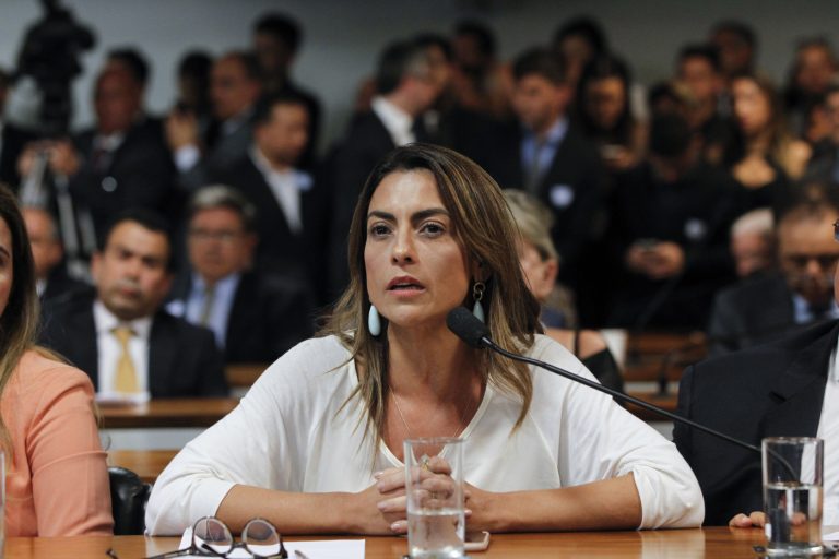 Governistas retiram assinaturas, e CPI do 8 de janeiro perde força; oposição quer ‘foco’ na CPMI. Governistas retiram assinaturas, e CPI do 8 de janeiro perde força; oposição quer ‘foco’ na CPMI.