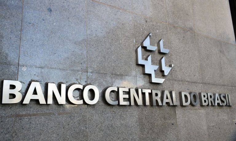 Copom mantém juros básicos da economia em 13,75% ao ano. Copom mantém juros básicos da economia em 13,75% ao ano.