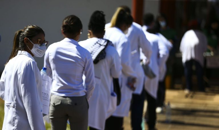 Governo relança Mais Médicos; brasileiros terão prioridade. Governo relança Mais Médicos; brasileiros terão prioridade.