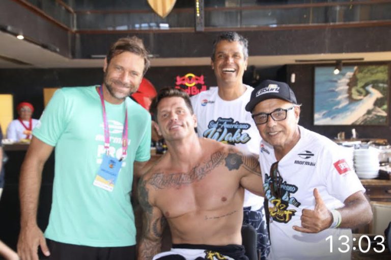 Famosos prestigiam o primeiro dia de competição do Sul-Americano de Wakesurf em Brasília. Famosos prestigiam o primeiro dia de competição do Sul-Americano de Wakesurf em Brasília.