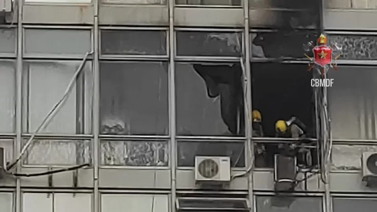 Incêndio atinge 6º andar do prédio do Comando da Marinha em Brasília. Incêndio atinge 6º andar do prédio do Comando da Marinha em Brasília.