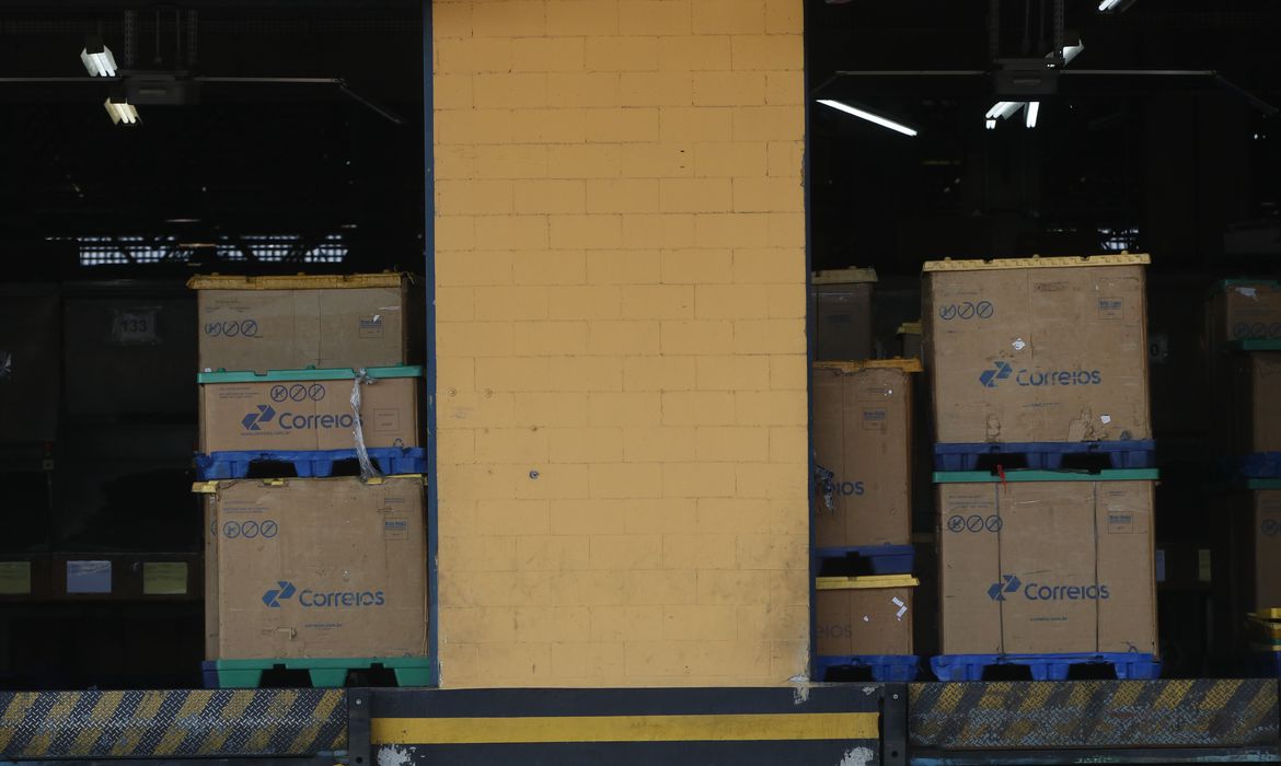 Movimento no Centro de Tratamento de Encomendas dos Correios, em Benfica