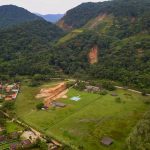 Governo de SP planeja casas para desabrigados por chuva em área que alaga em São Sebastião