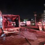 Vídeo. Incêndio consome dois caminhões ao lado de galpão no DF